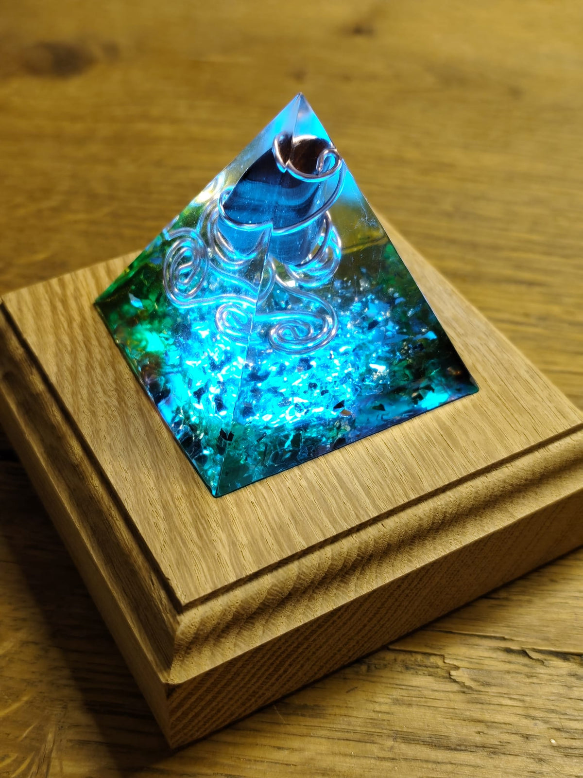 Base Luminosa LED in Legno per Piramide Orgonite